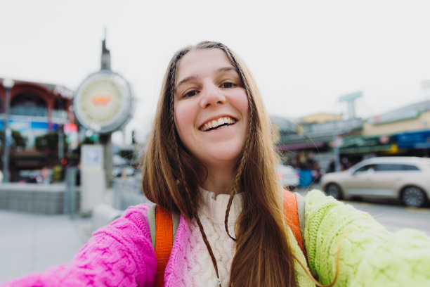 加州旧金山渔人码头的快乐女子自拍图片下载