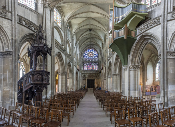 法国卡昂- 2023年7月27日:圣彼得教堂。教堂内的景色图片下载