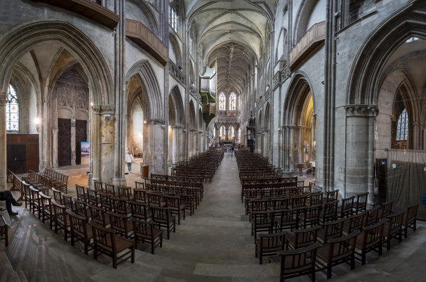 法国卡昂- 2023年7月27日:圣彼得教堂。教堂内的景色图片下载