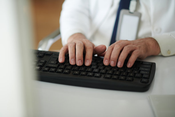 从业人员在键盘上打字图片下载