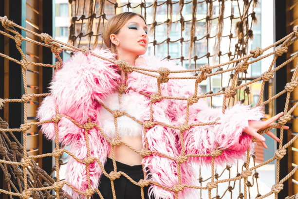 穿粉红色毛皮大衣的女人图片下载