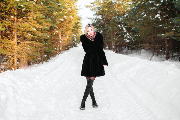 冬天森林里的女人图片下载