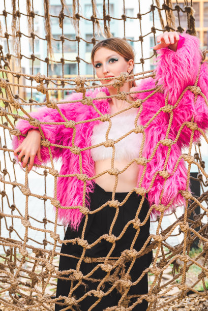 穿粉红色毛皮大衣的女人图片下载