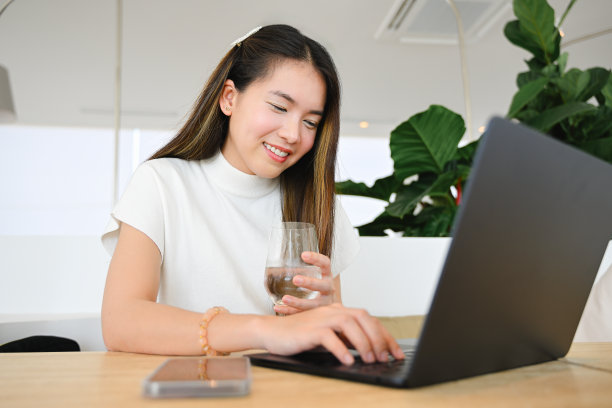 一位女性自由职业者正在工作飞机上使用笔记本电脑工作。这张照片质量很好。图片下载