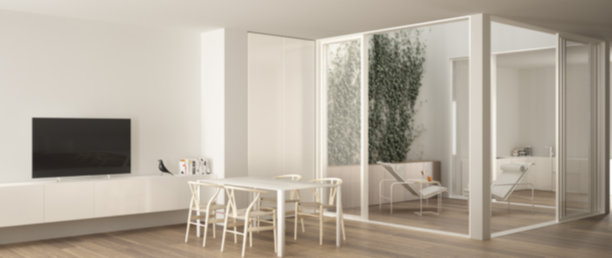 模糊背景的室内设计，极简主义的客厅与餐桌，大窗户在阳台露台与躺椅和厨房的背景，当代现代图片下载