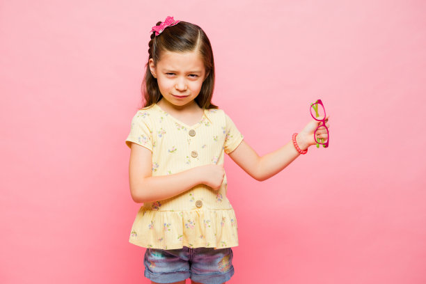 心烦意乱的孩子看起来厌倦了用眼镜图片下载