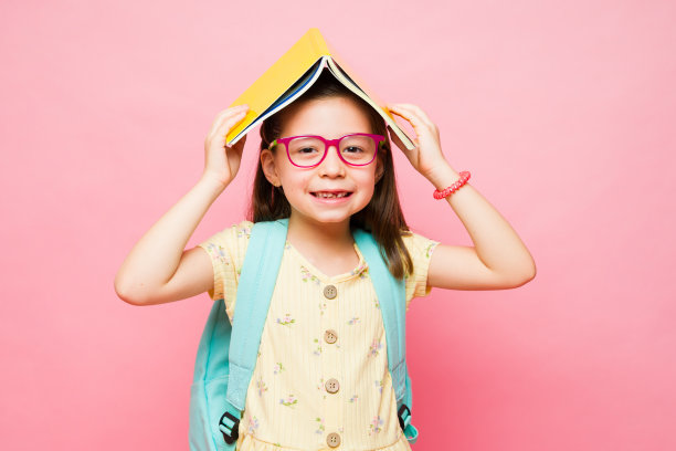 小学生正在读一本有趣的书图片下载