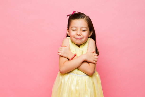 可爱的孩子，浑身起鸡皮疙瘩，感觉又冷又冷图片下载