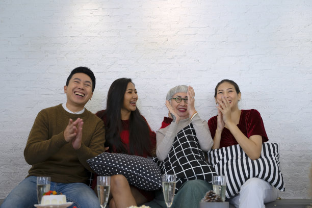 一家人在庆祝圣诞节。图片下载