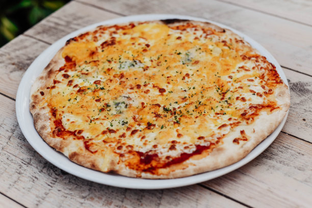 那不勒斯披萨配上优质的新鲜食材图片下载