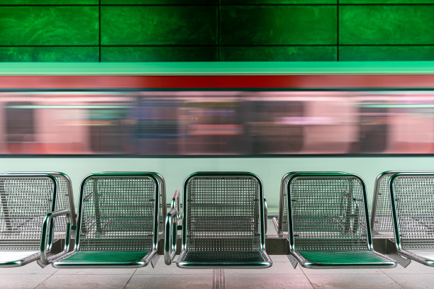 空的金属长凳对着地铁列车图片下载