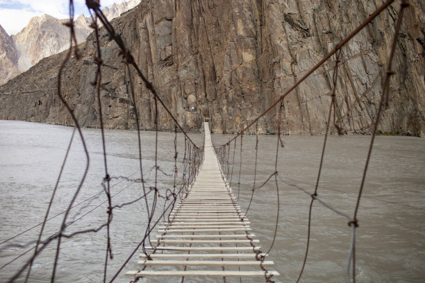 Hussaini悬索桥横跨罕萨河，位于巴基斯坦罕萨的Gojal山谷。图片下载