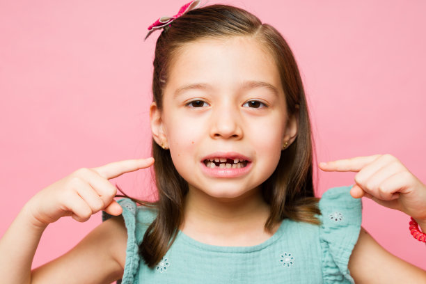 漂亮的白种女孩露出了她没有牙齿的大笑容图片下载