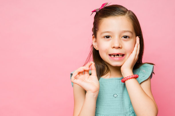 开朗的小学生露出乳牙图片下载