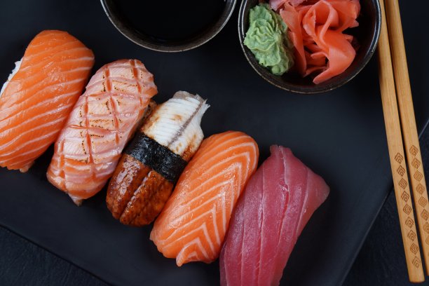 日本传统料理：三文鱼、金枪鱼、鳗鱼寿司拼盘图片下载