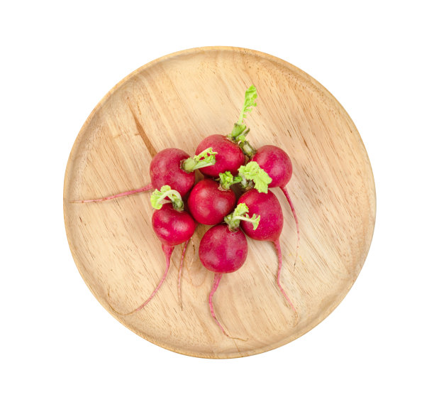 小红萝卜在木盘孤立在白色背景，包括修剪路径图片下载
