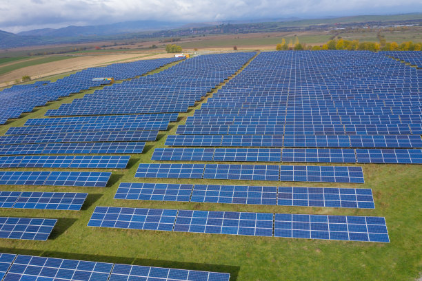 太阳能电池板鸟瞰图图片下载