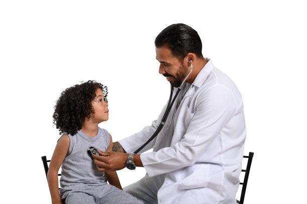 一个医生用听诊器检查一个孩子，医生看着孩子微笑，孩子看着医生微笑，在一个白色的背景上隔离图片下载