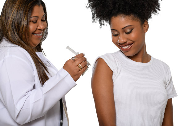 身穿白色制服的非裔美国女医生在白色背景下检查病人图片下载