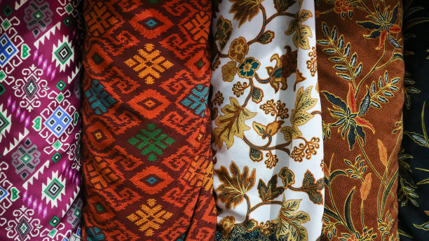 一种传统的印尼织物，即蜡染布，具有独特和不同的图案图片下载