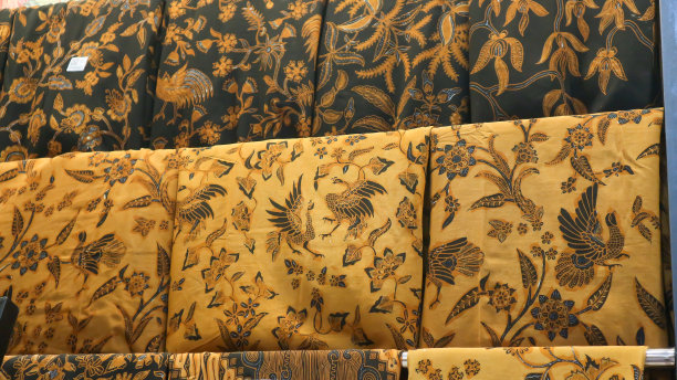 传统蜡染原产于印尼中爪哇的佩卡隆岸，带有优雅的经典图案图片下载