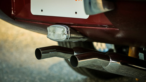 一辆红色汽车的尾气图片下载