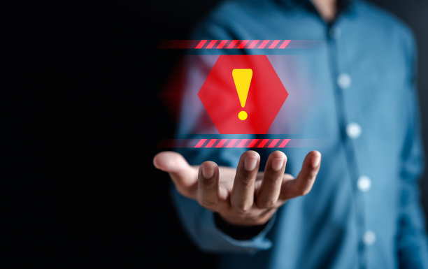 系统警告警告标志通知错误和维护概念。对计算机网络的网络攻击。网络安全漏洞、数据泄露、非法连接、信息泄露。图片下载