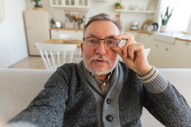 快乐的中年老人与朋友和家人视频通话。笑成熟的老爷爷有乐趣与成年儿童在网上交谈。头像自拍网络摄像头视图。图片下载