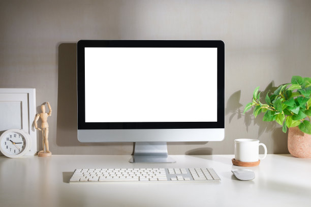 最小的工作空间，白色屏幕的电脑和办公用品在白色的桌子上。图片下载