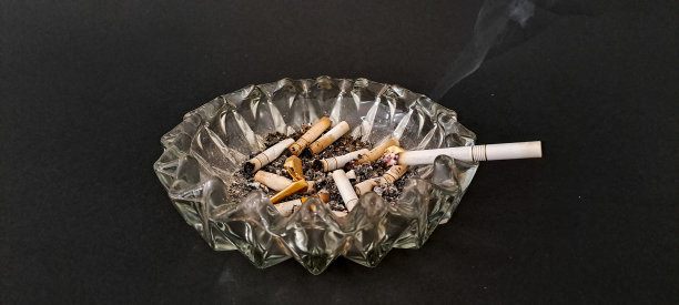 在烟灰缸里抽烟图片下载