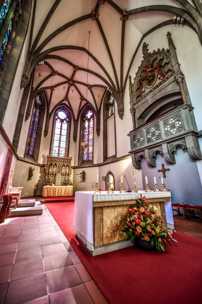 列支敦士登瓦杜兹圣弗洛林大教堂内的石棺和祭坛图片下载