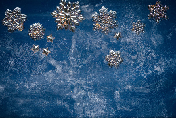 银色玩具雪花和冬季抽象背景与复制空间图片下载