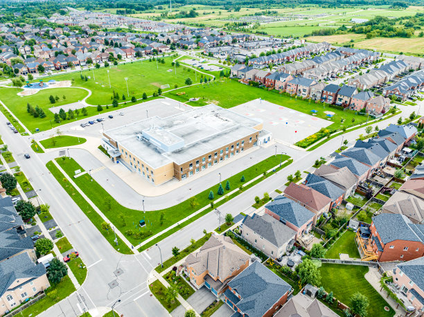 塔山和威廉尼尔社区公园在巴瑟斯特街和国王沃恩路，列治文山，加拿大图片下载