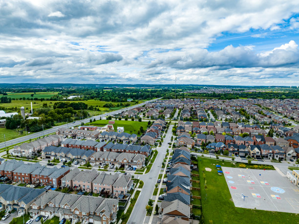塔山和威廉尼尔社区公园在巴瑟斯特街和国王沃恩路，列治文山，加拿大图片下载