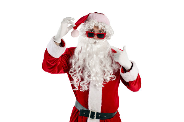 穿着红色衣服，戴着眼镜的圣诞老人指着白色孤立背景上的帽子图片下载