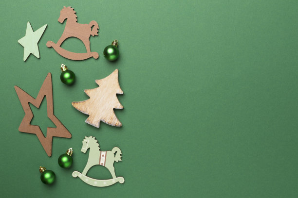 木制圣诞玩具彩色背景，俯视图图片下载