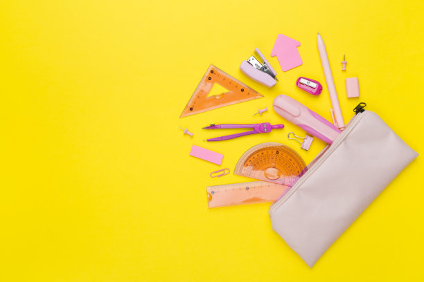 粉红色文具盒与学校文具的彩色背景，俯视图图片下载