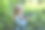 可爱的小女孩探索大自然。孩子在户外玩耍。图片下载