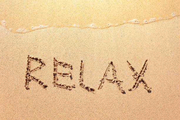 海滩上的放松标志。图片下载