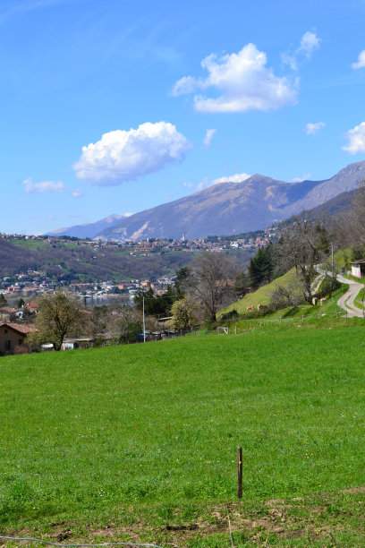 美丽的乡村风景在春天的一个阳光明媚的日子。图片下载