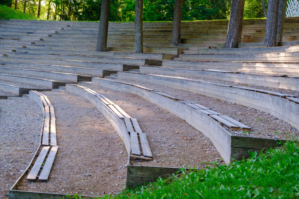 用木板做成的户外小舞台。拉脱维亚,Dikli图片下载