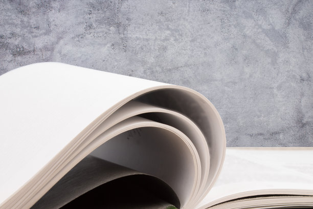 翻开书本，书本上灰色的混凝土背景。回到学校。教育。文本的复制空间。图片下载