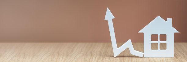 房地产价格上涨。增加住房成本。横幅与白色的房子模型和图形箭头指向近距离的棕色背景。副本的空间。图片下载