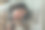 可爱的姜黄色猫躺在女人的手上。毛茸茸的宠物舒服地躺下来睡觉或玩耍。可爱舒适的背景与地方文字。早上在家就寝。图片下载