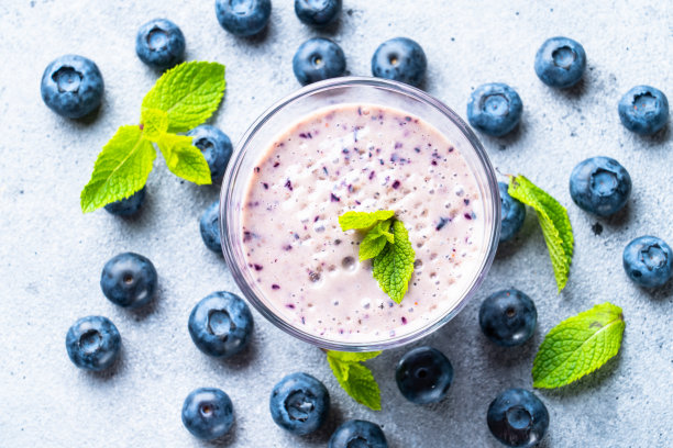 蓝莓奶昔或加新鲜浆果的奶昔。图片下载