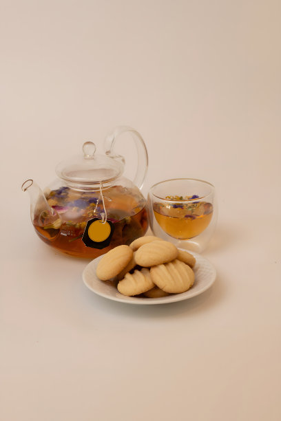 花茶派对套装。茶壶里放着一杯茶和黄油饼干，孤立的背景图片下载