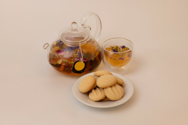花茶派对套装。茶壶里放着一杯茶和黄油饼干，与世隔绝图片下载