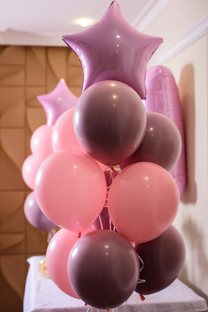 一束粉红色的派对气球图片下载