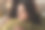 十几岁的女孩在家里拥抱她的母亲。图片下载