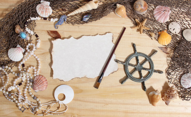 白纸，木本底边烧边，海贝和渔网。航海及海岸主题图片下载